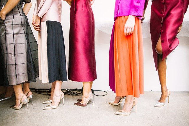 ženy v barevných sukních
